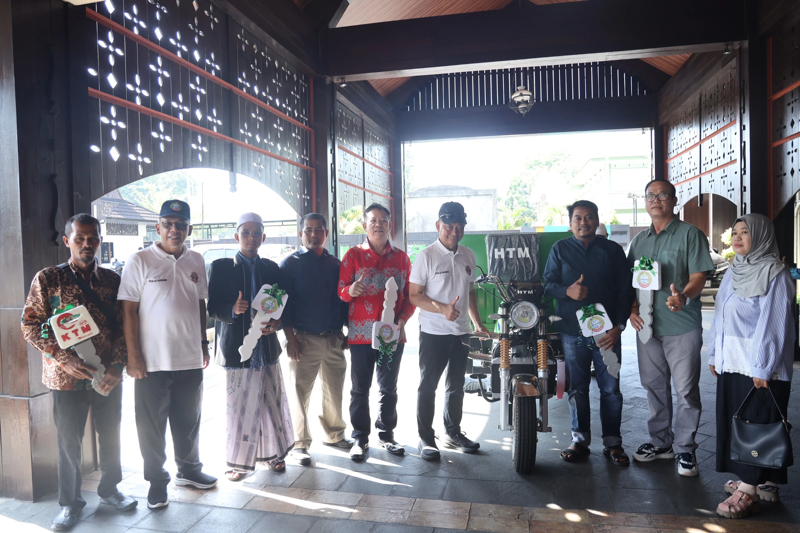 Pemkot Serahkan Bantuan 17 Kendaraan Roda Tiga Pengangkut Sampah